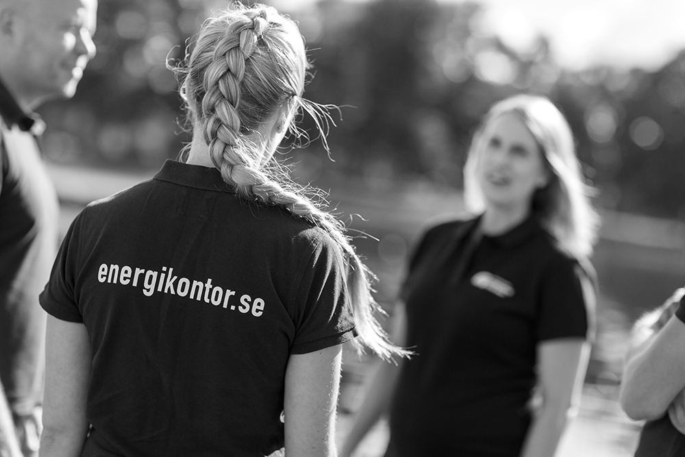 Fyra ingenjörer från Energikontoret i Mälardalen promenerar till ett event om energieffektivisering.
