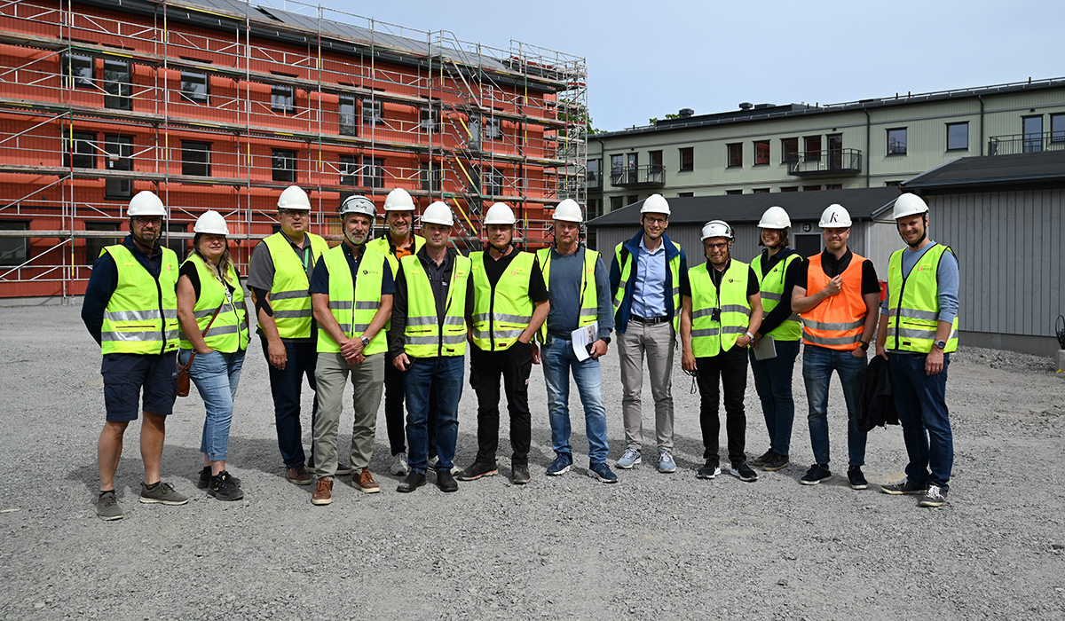En grupp fastighetsägare på studiebesök med solceller i fokus på en byggarbetsplats i Skogstorp i Eskilstuna.