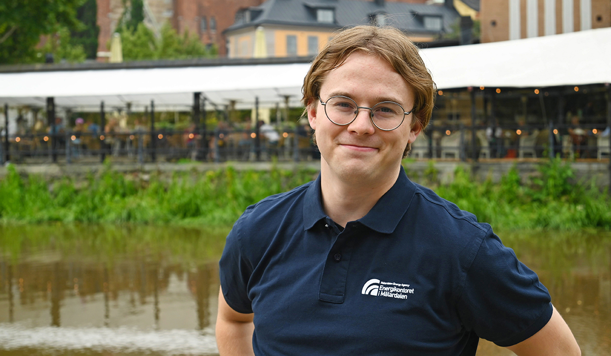 Manlig ingenjör i glasögon från Energikontoret i Mälardalen vid Svartån i Uppsala.