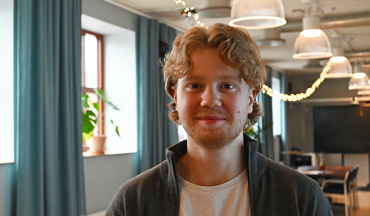 En manlig energiingenjörsstudent praktiserar på Energikontoret i Mälardalen.