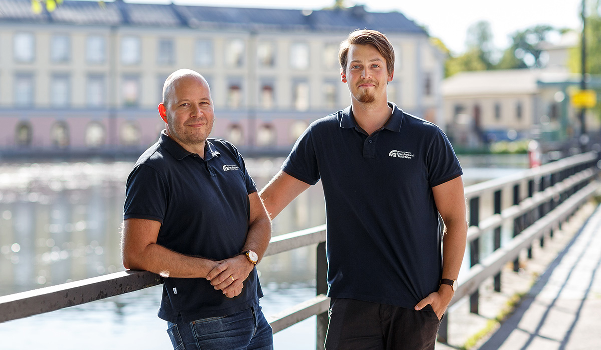 Två energiingenjörer från Energikontoret i Mälardalen diskuterar resultaten från ett framgångsrikt energiprojekt vid Eskilstunaån.