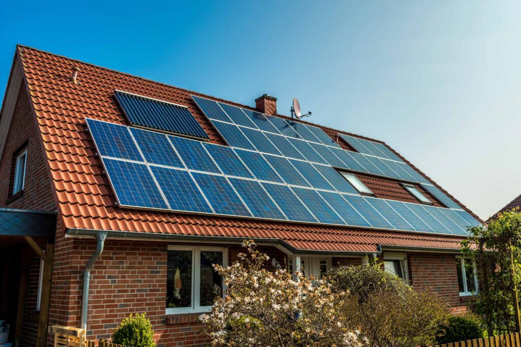 Ett hustak med solpaneler