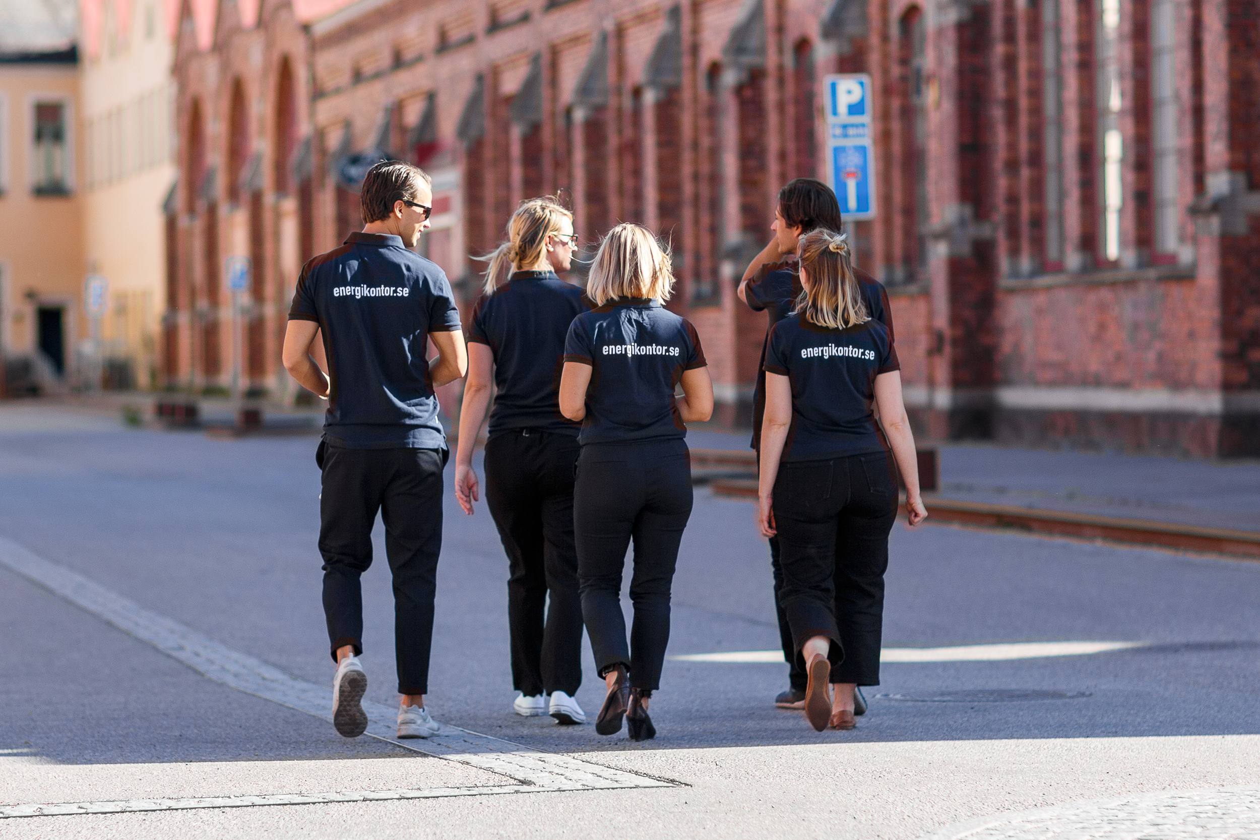 Fem kollegor från Energikontoret i Mälardalen promenerar och diskuterar energifrågor i Munktellstaden i Eskilstuna.