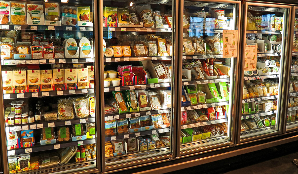 Energieffektiva kyldiskar i en livsmedelsbutik.