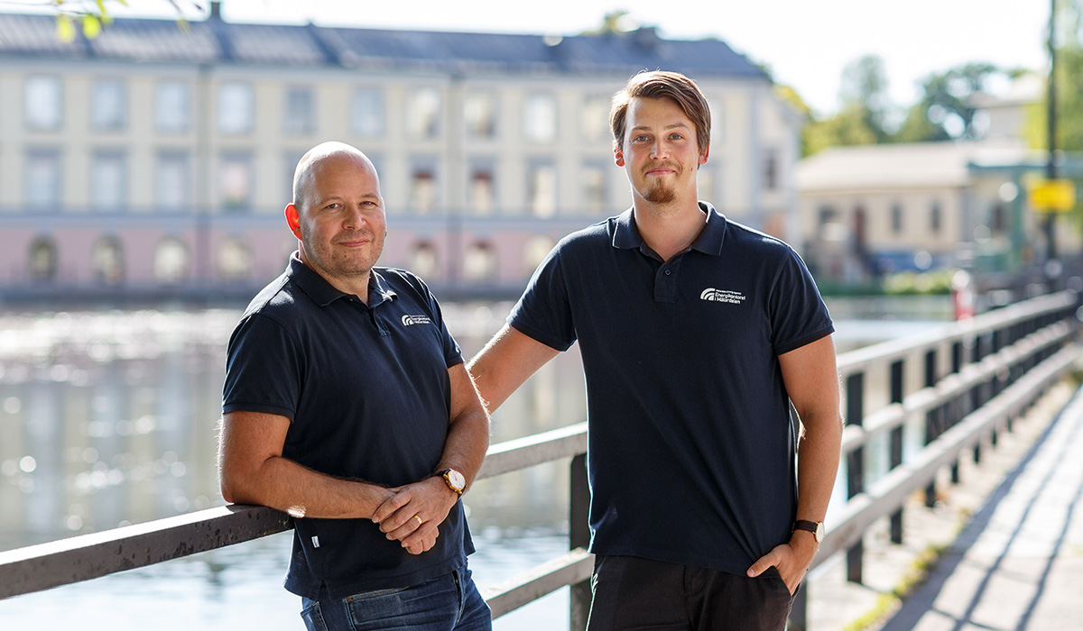 Två ingenjörer från Energikontoret i Mälardalen diskuterar energieffektivisering vid Eskilstunaån.