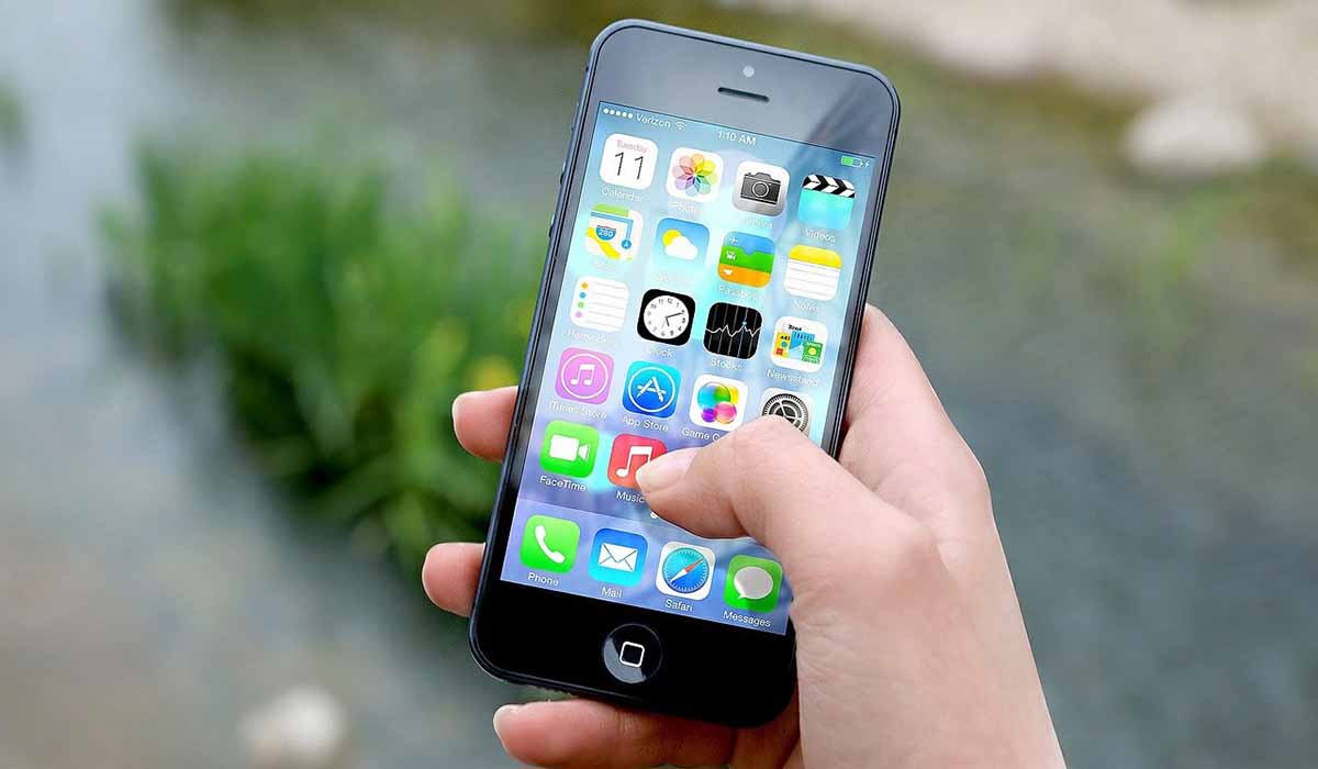 En person väljer bland applikationer på en svart iPhone.