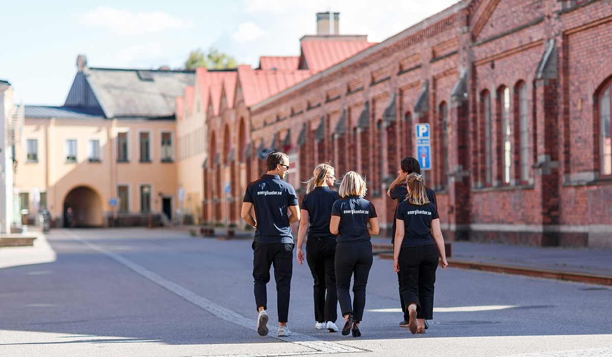 Fem kollegor från Energikontoret i Mälardalen promenerar och diskuterar energifrågor i Munktellstaden i Eskilstuna.